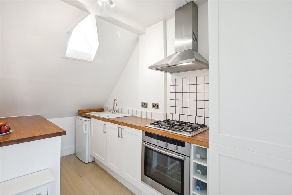 Property photo 3 of 10 Kitchen