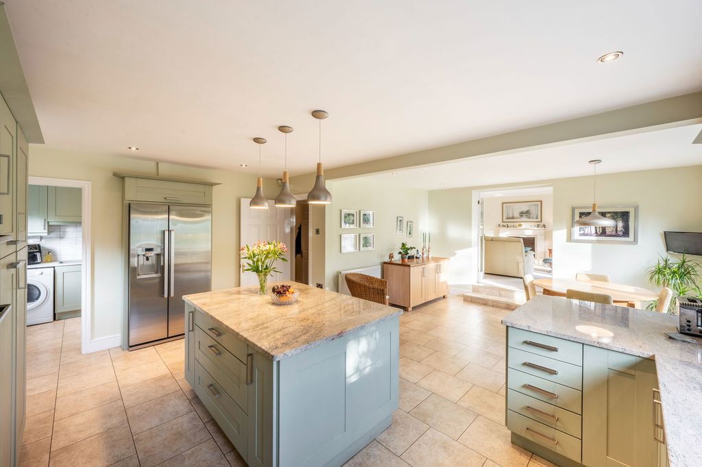 Property photo 2 of 37