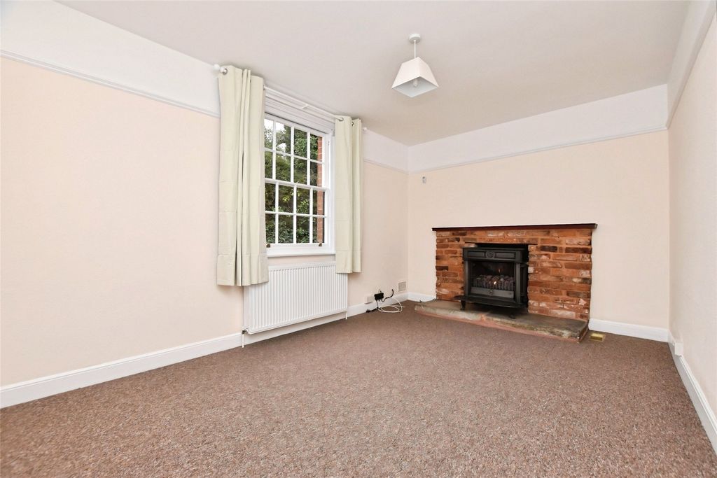 Property photo 2 of 19 Lounge