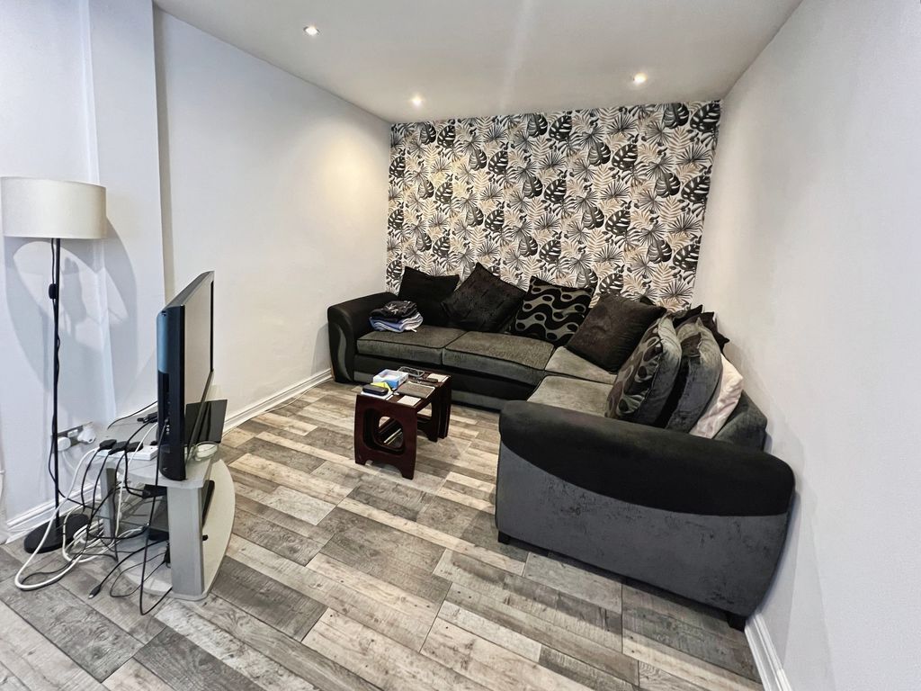 Property photo 2 of 19 Lounge