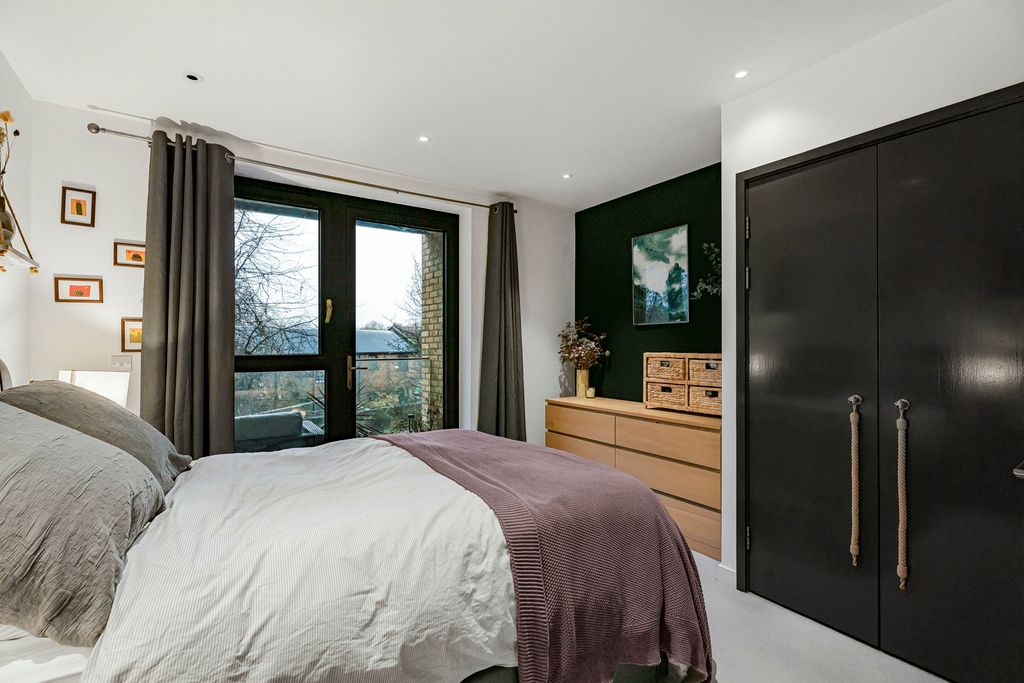 Property photo 3 of 32 Bedroom