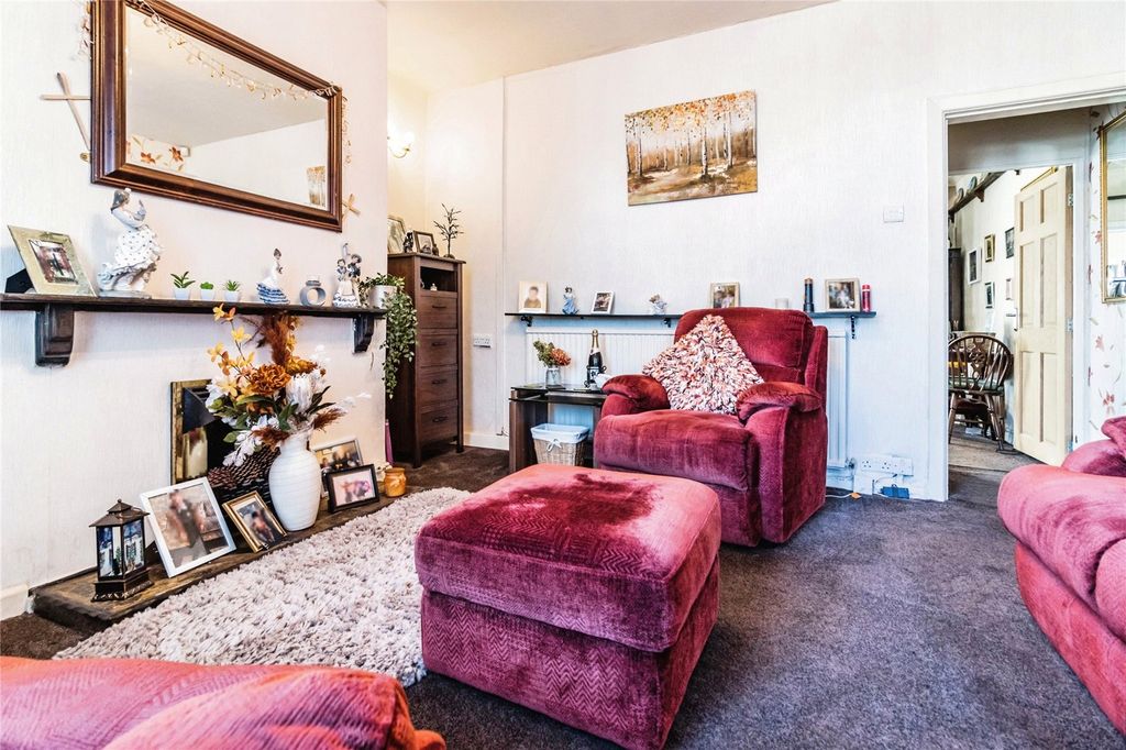 Property photo 2 of 16 Lounge