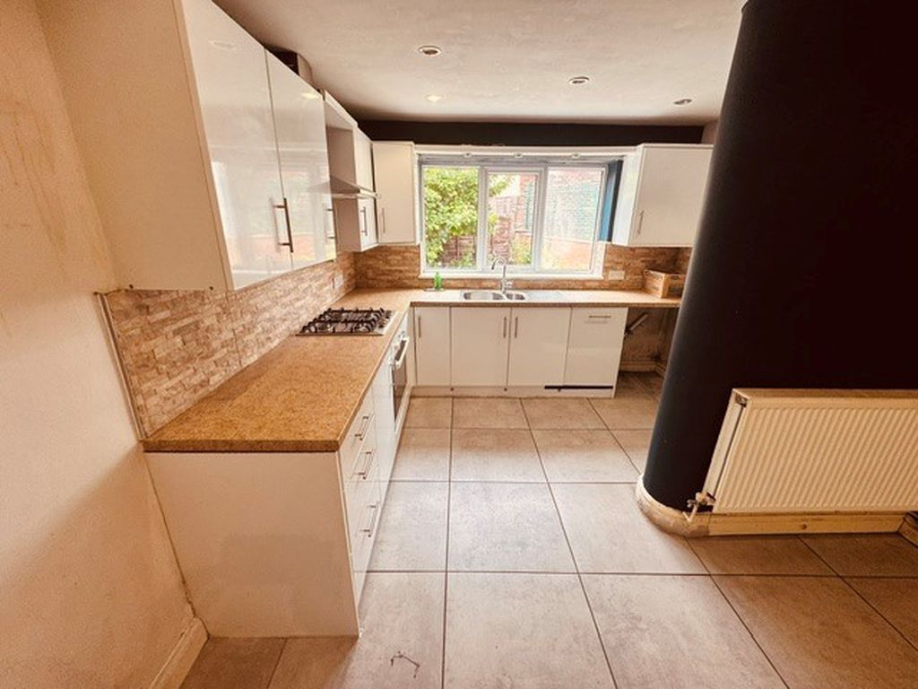 Property photo 3 of 17 Kitchen