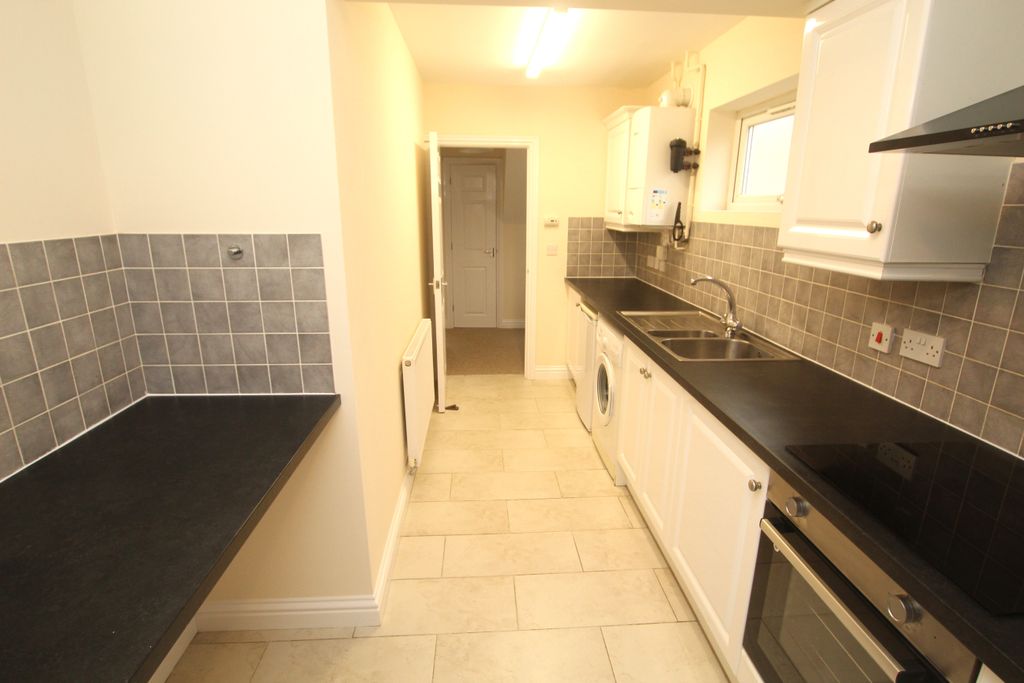Property photo 3 of 7 Kitchen