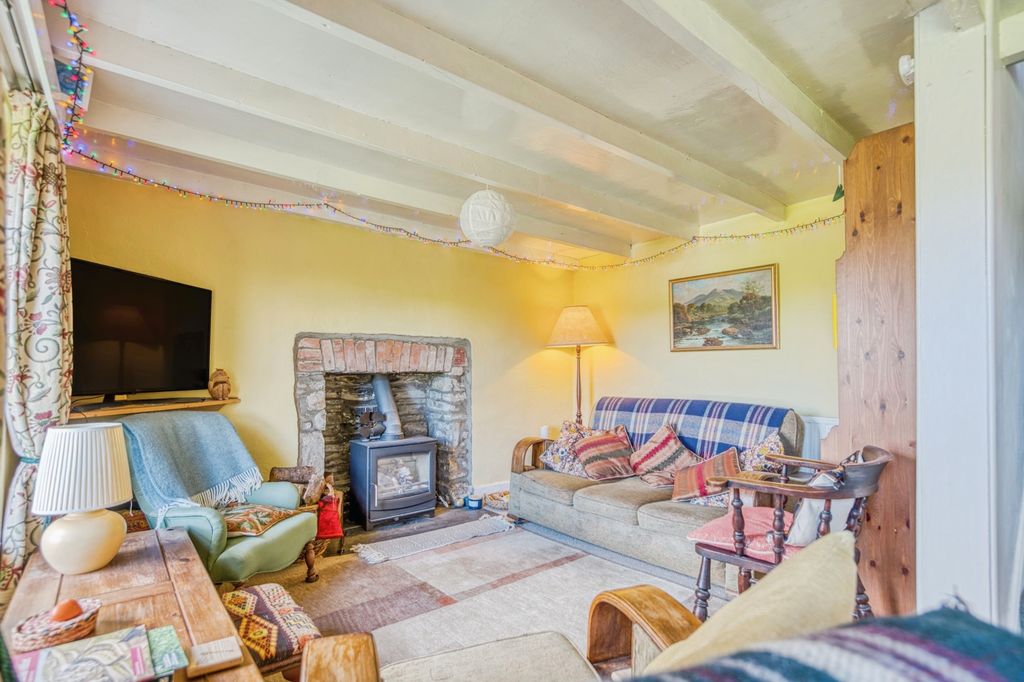 Property photo 3 of 31 Living Room