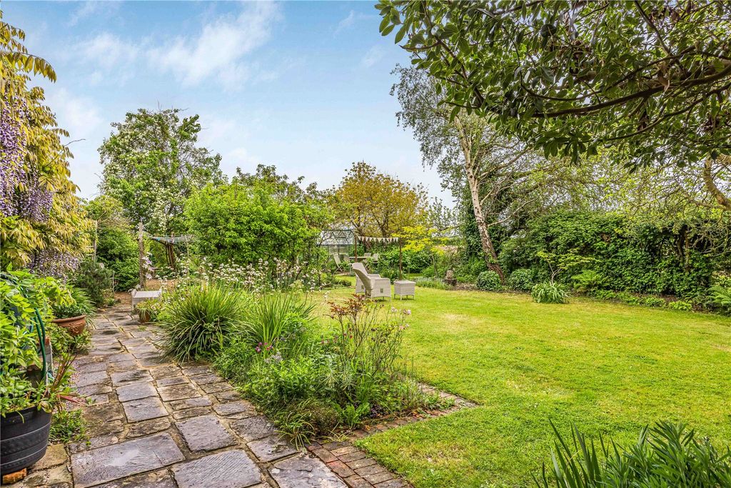 Property photo 2 of 24 Garden