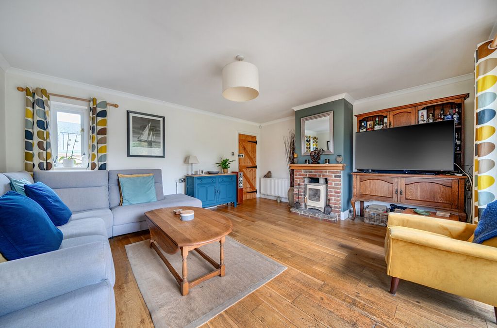 Property photo 2 of 16 1385596-18-692886...