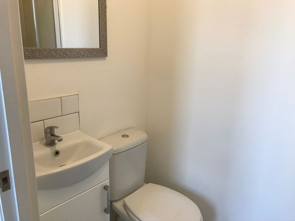 Property photo 3 of 11 Ensuite 1