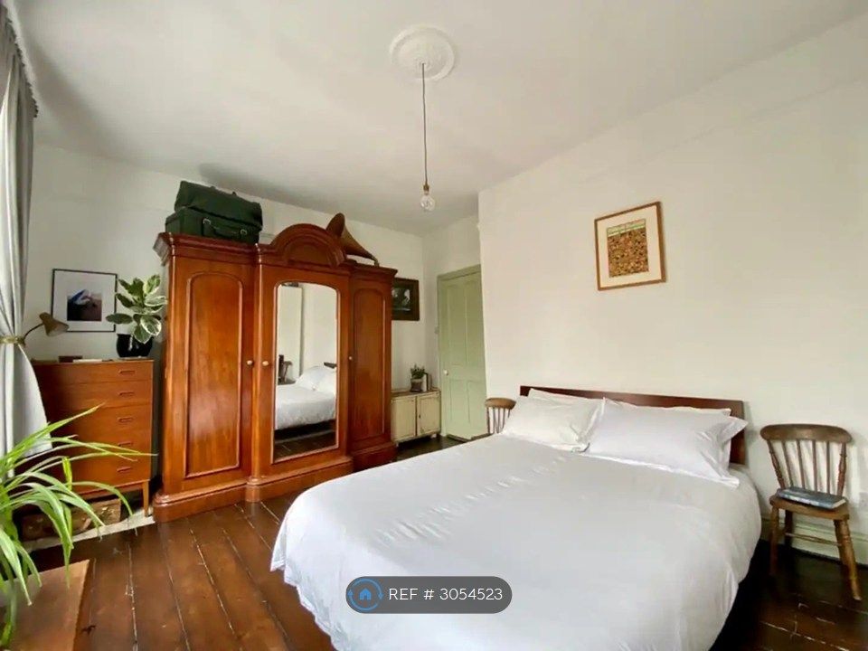 Property photo 2 of 12 Bedroom With King Size Bed