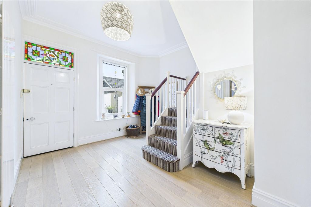 Property photo 2 of 25