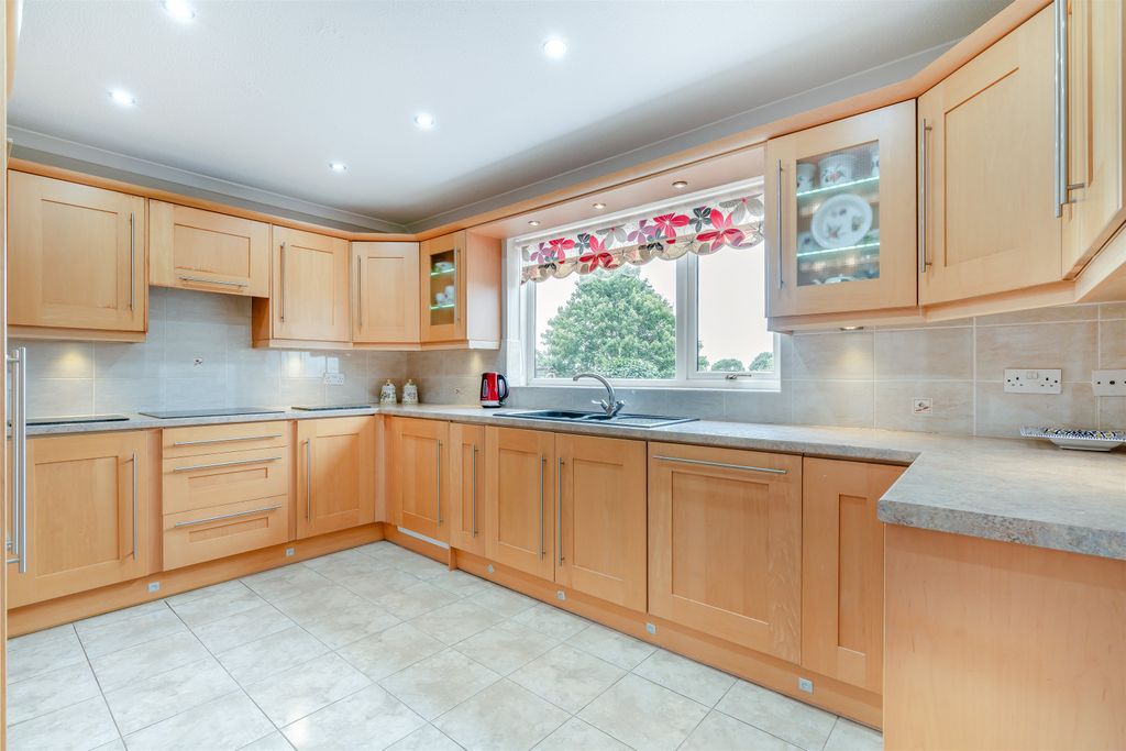 Property photo 2 of 32