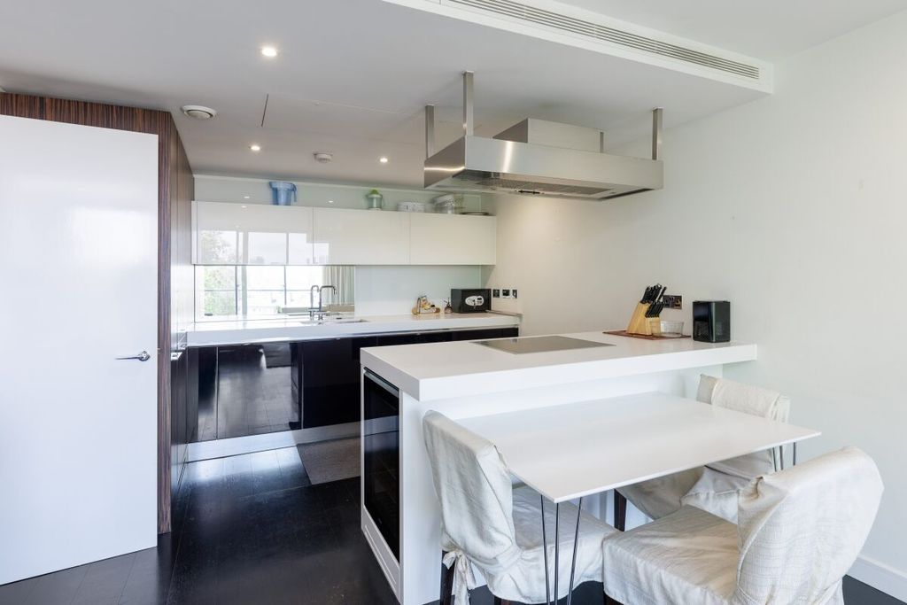 Property photo 3 of 12 Caro Point 60 (03...