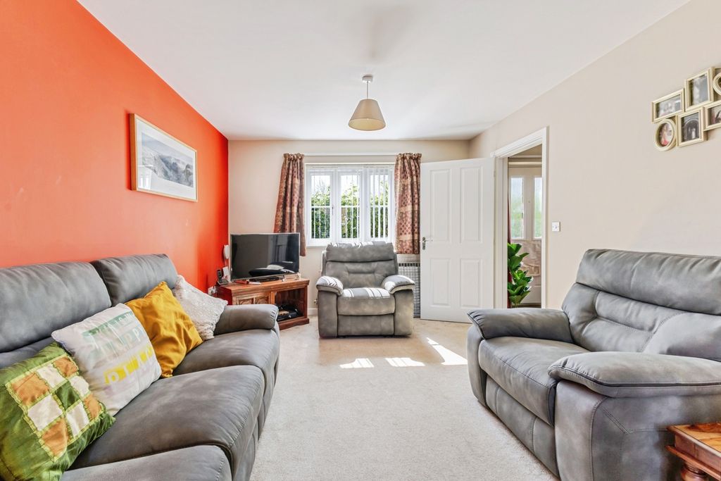 Property photo 3 of 23 Lounge