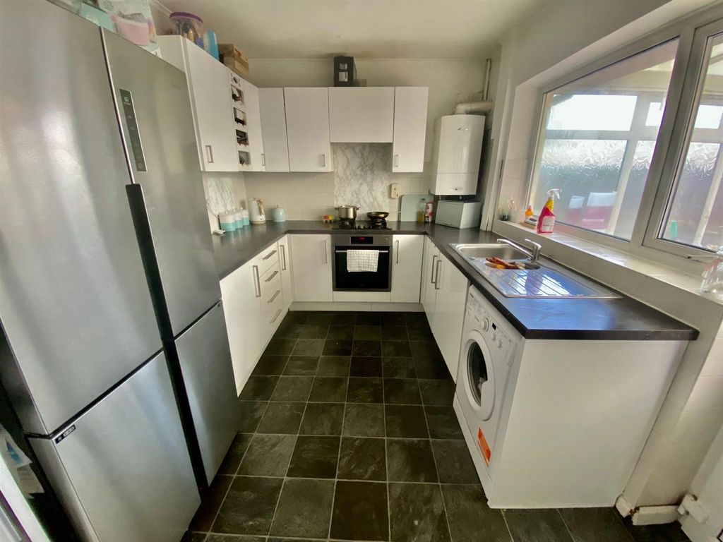 Property photo 3 of 8 Kitchen