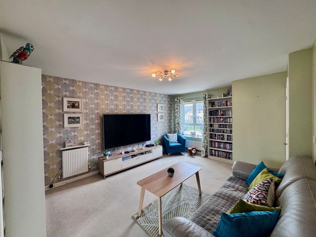 Property photo 3 of 16 Lounge