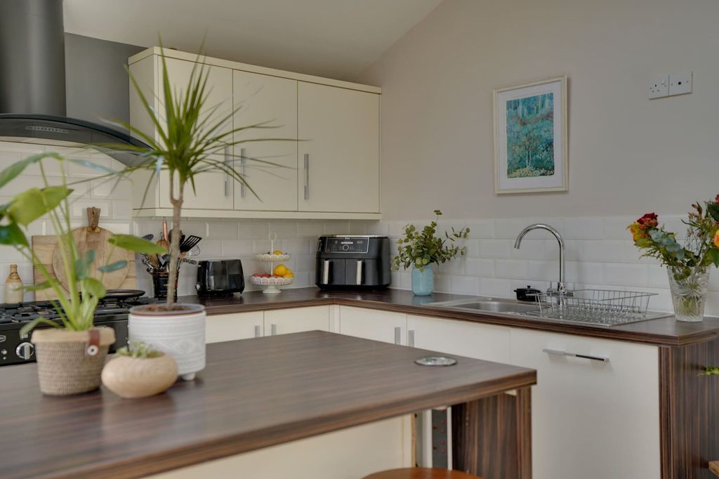 Property photo 2 of 25