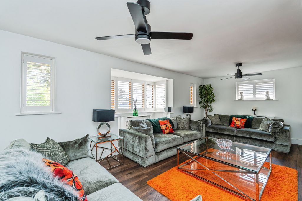 Property photo 2 of 20