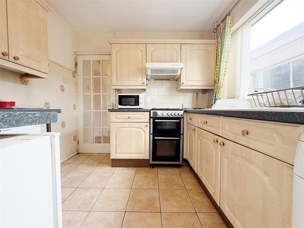 Property photo 3 of 20 Kitchen