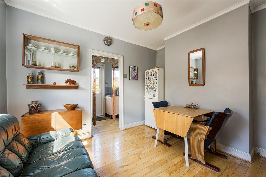 Property photo 3 of 32 Warner Road, E17