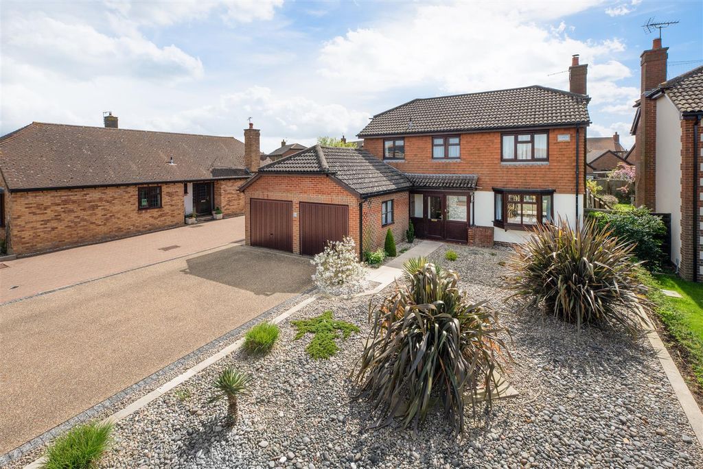 Property photo 1 of 17 Longacre, Chestfield, Whitstable