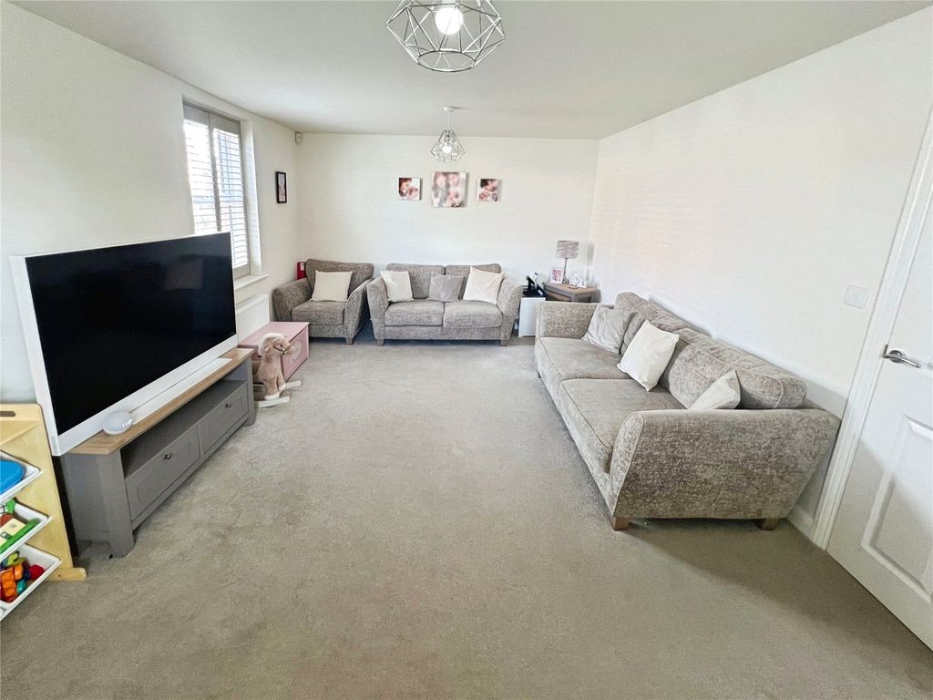 Property photo 2 of 16 Lounge