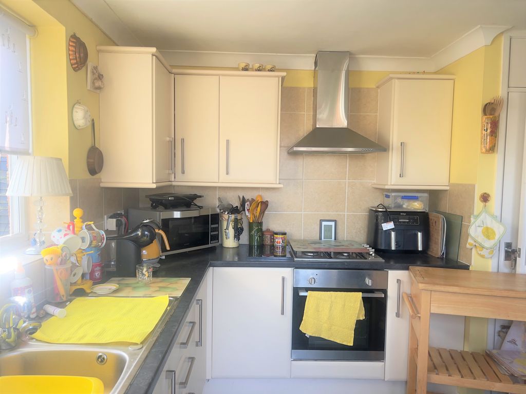 Property photo 3 of 9 Kitchen