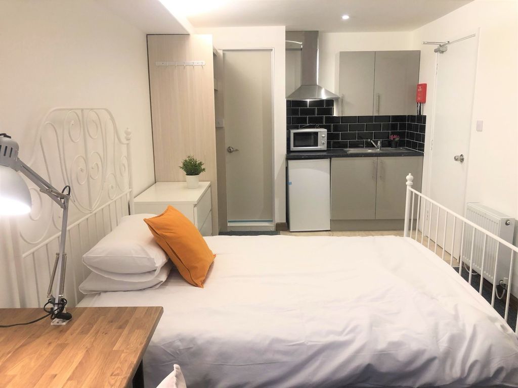 Property photo 3 of 35 A Clean, Well-Maintained Single Bedroom Featuring ...