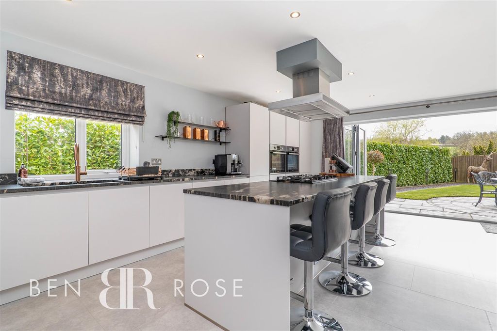 Property photo 3 of 47 Kitchen/Dining/Breakfast Room