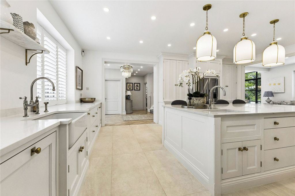 Property photo 3 of 27 Kitchen/Breakfast