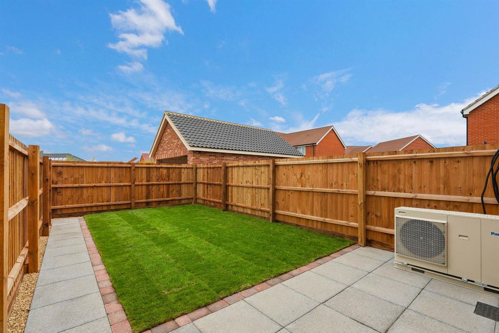 Property photo 2 of 18 Garden