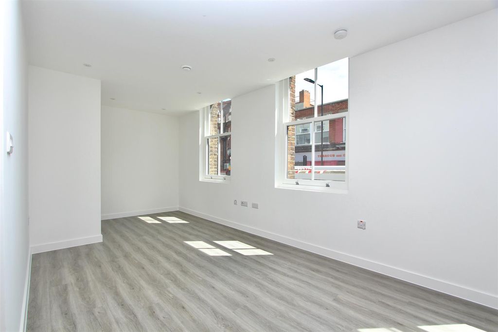 Property photo 2 of 14 Stoke Newington High Street, N16