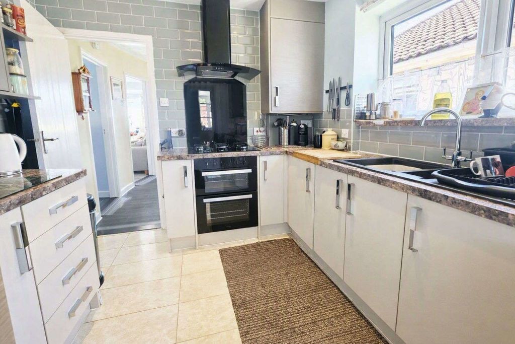 Property photo 3 of 10 Kitchen
