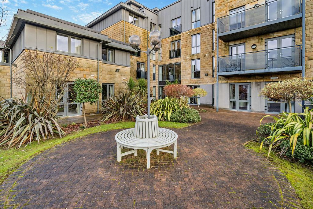 Property photo 1 of 25 Communal Gardens
