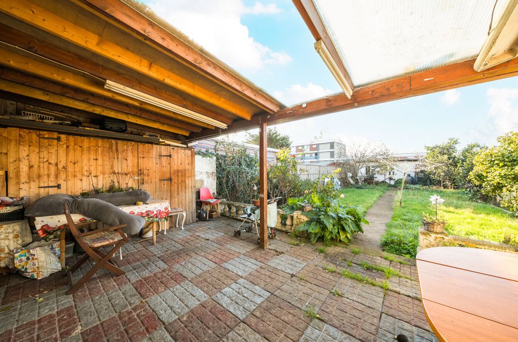 Property photo 3 of 14 1384093-12-692593...