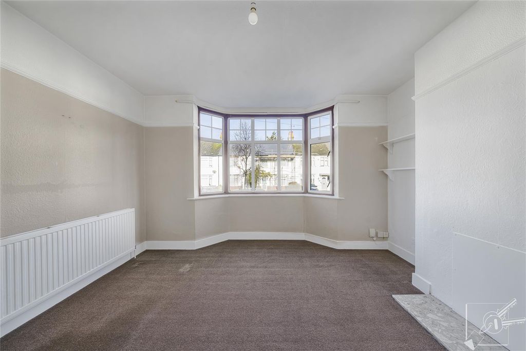 Property photo 3 of 21 Lounge