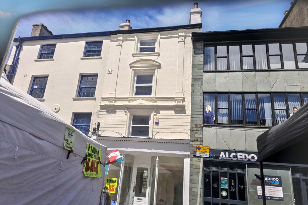 Property photo 3 of 19 4 Market Place, Kendal, La9 4Tn
