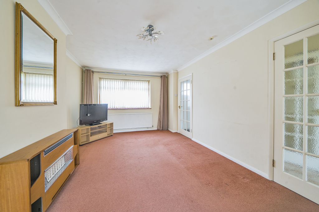 Property photo 2 of 16 40 Bear Road, Hanworth Village, Feltham, Tw13 6Ra