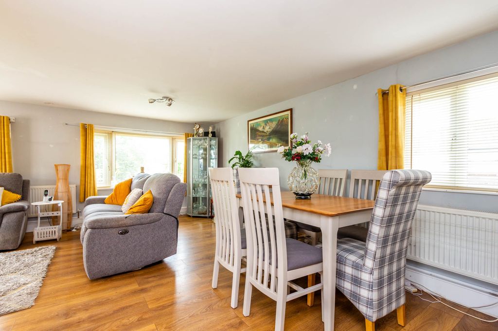 Property photo 3 of 16 Dining Area