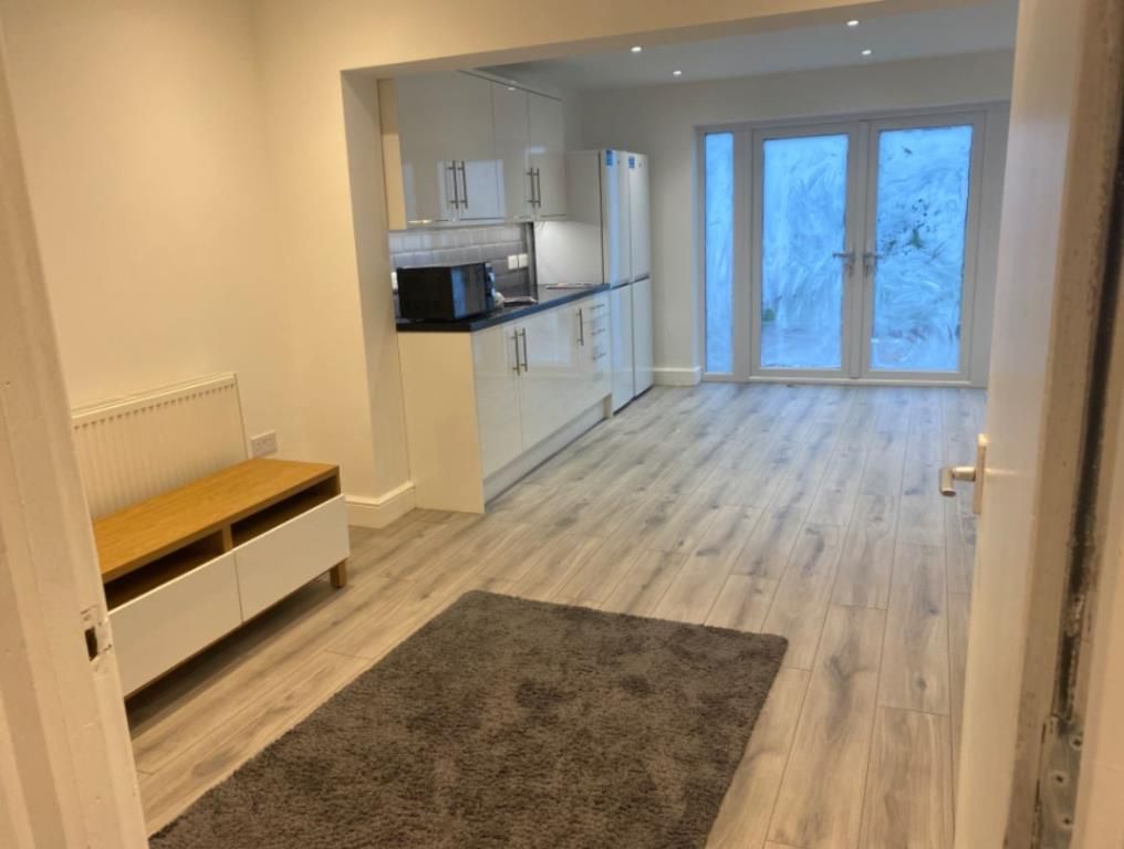 Property photo 3 of 9 Kitchen