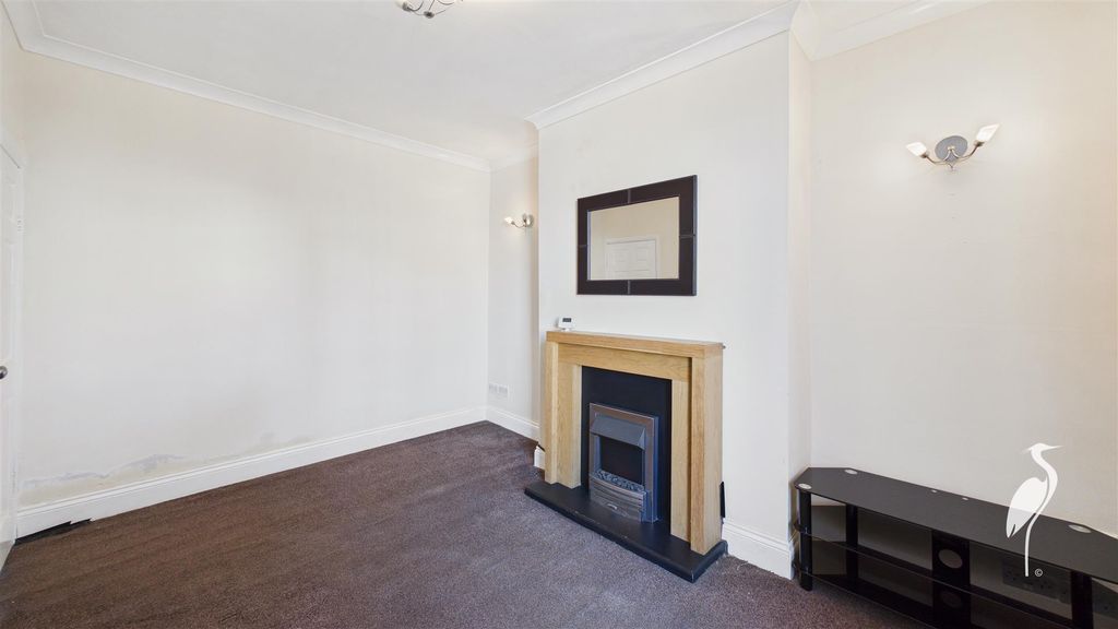 Property photo 3 of 12 Lounge