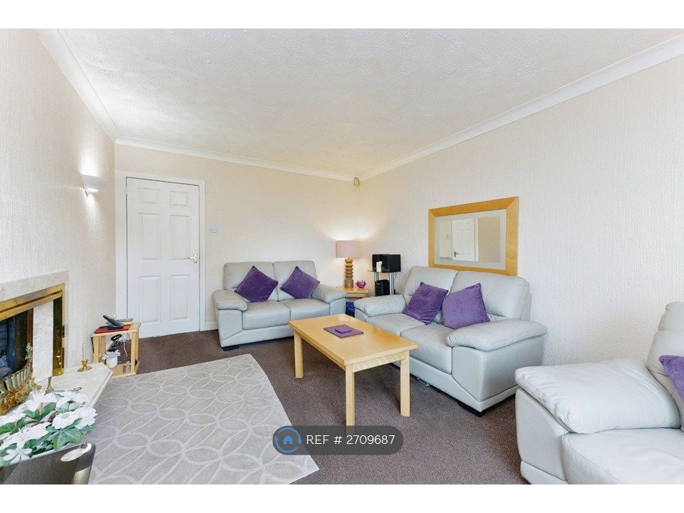 Property photo 3 of 14 Livingroom