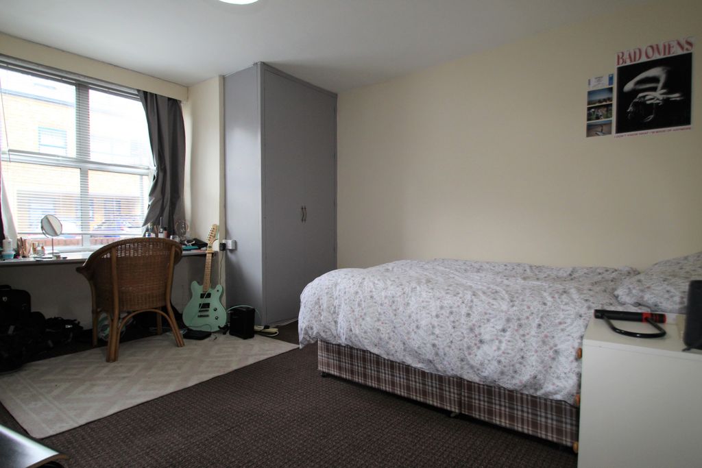 Property photo 2 of 12 Bedroom 1- Angle 1