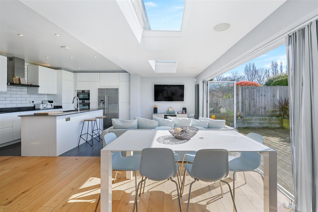 Property photo 2 of 31 Crichton Avenue, 22- (19).Jpg
