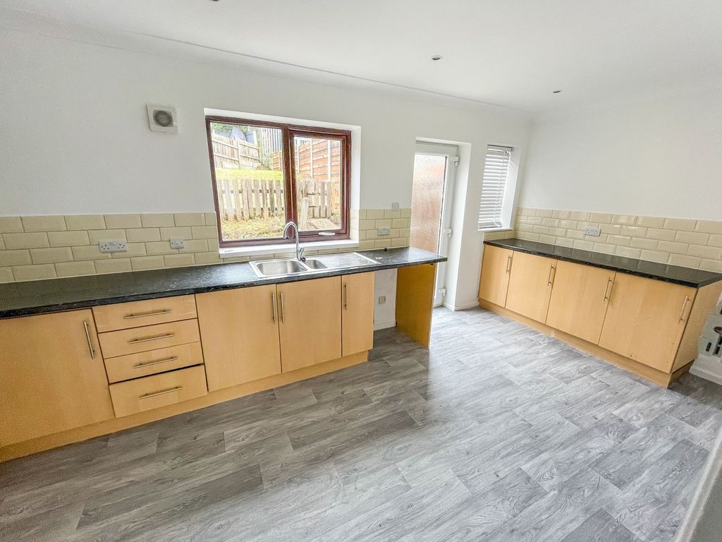 Property photo 3 of 10 Kitchen