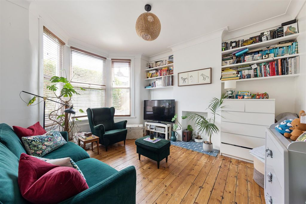Property photo 2 of 38 Brunswick Road, E10