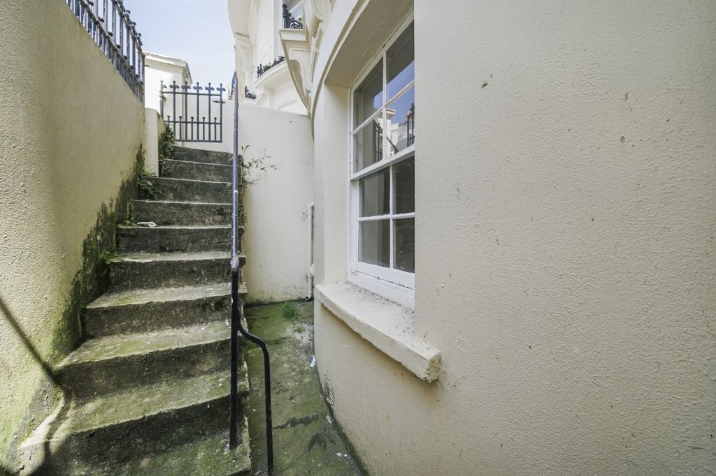 Property photo 3 of 18 Basement Flat, 88 Lansdowne Place, Hove, Bn3 1Fh
