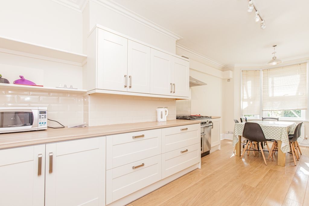 Property photo 1 of 11 Kitchen