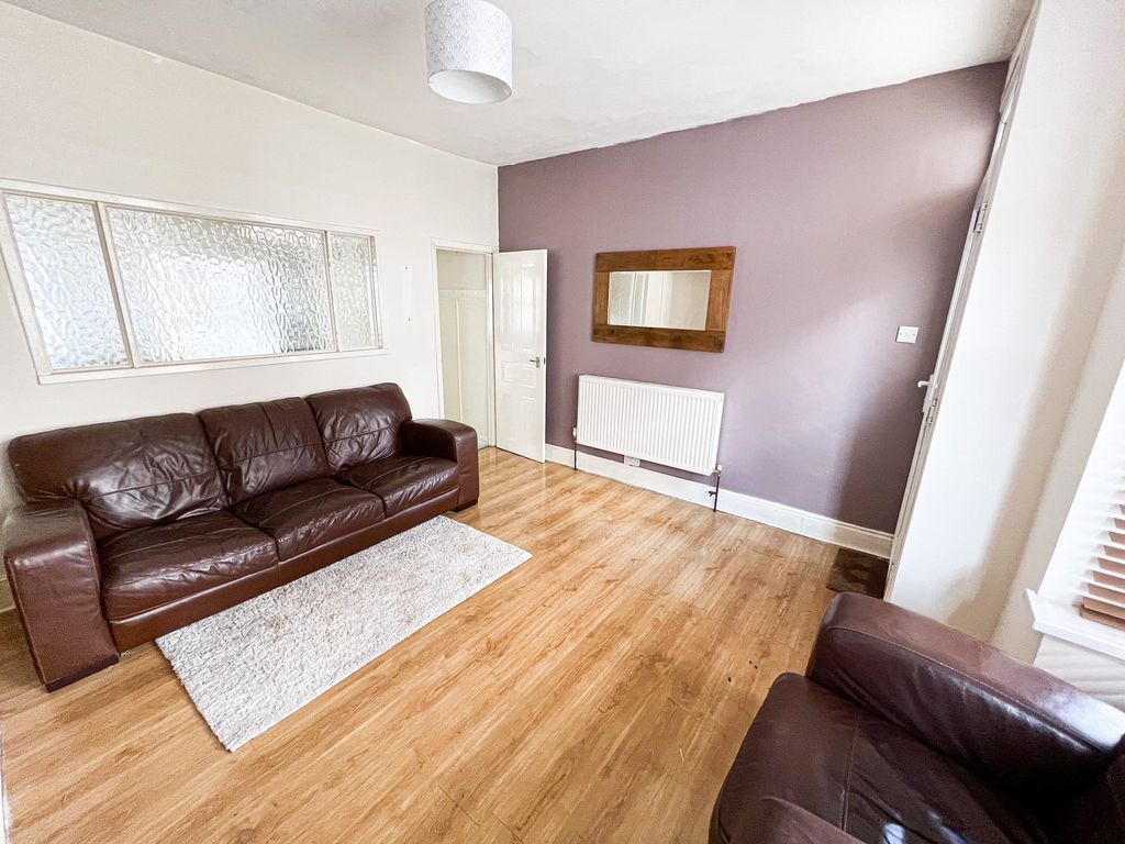 Property photo 3 of 11 Living Room