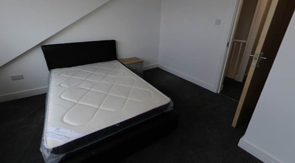 Property photo 1 of 6 A Well-Maintained Double Bedroom Featuring A Comfo...