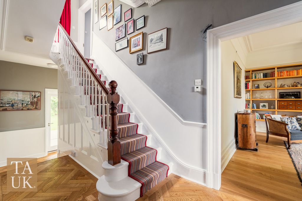 Property photo 2 of 32